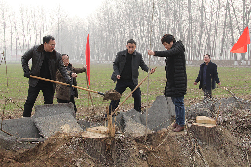 博農(nóng)集團(tuán)領(lǐng)導(dǎo)、基層黨政負(fù)責(zé)人等同志積極參加植樹活動